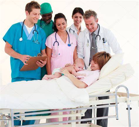 Equipo médico multidisciplinario atendiendo a un recién nacido