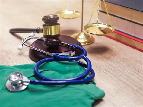 esquema explicativo de los tipos de negligencia médica y homicidio por imprudencia