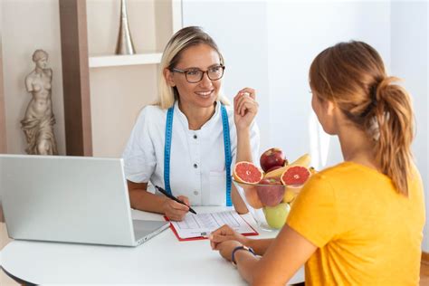 foto de una pareja recibiendo asesoramiento nutricional para la fertilidad