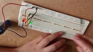 Ejemplo de conexión de un circuito 7447 en una protoboard
