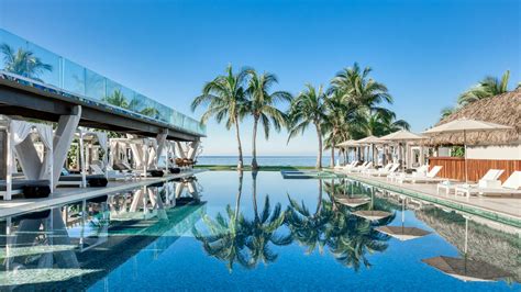 Foto panorámica de un beach club con piscina y la playa al fondo en Marbella