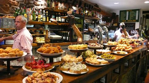 Foto de un bar de tapas tradicional con gente disfrutando