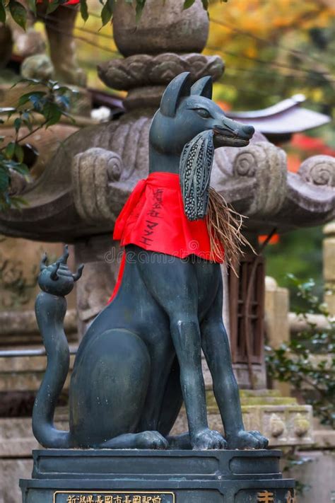 Estatuas de zorros (kitsune) en un santuario Inari