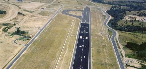 Diagrama de la configuración de pistas y rodaduras de un aeropuerto, indicando la posición de las aeronaves durante el incidente.