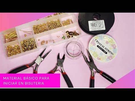 Fotografía de materiales de bisutería para bebés: cuentas de madera, clips de seguridad y cordones resistentes.