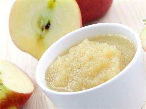 Papilla de manzana casera en un tazón pequeño