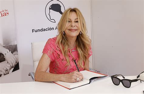 Foto de Ana Obregón con su libro o relacionada con el caso de gestación subrogada