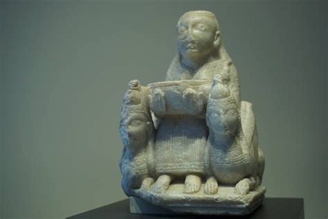 Fotografía de la Dama de Galera, mostrando su disposición frontal entre dos esfinges y el recipiente central.