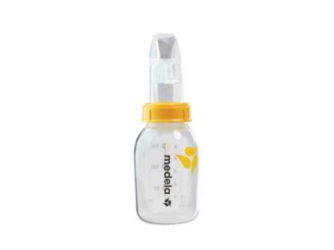 Imagen del adaptador Medela FingerFeeder de silicona suave conectado a una jeringa