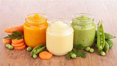 Foto de varias papillas caseras de frutas y verduras en pequeños recipientes de cristal.