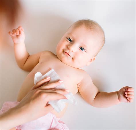 Bebé siendo cambiado con toallita de protección sobre el pene