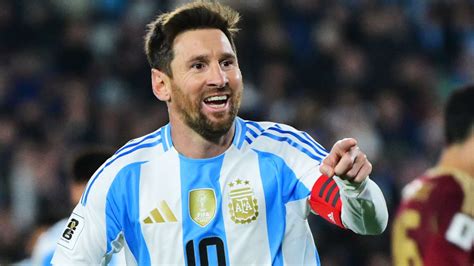 Foto de Lionel Messi y Gary Medel encarándose durante un partido de fútbol.