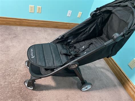 Imagen de la silla de paseo Baby Jogger City Tour 2 plegada, mostrando su tamaño compacto para equipaje de mano.