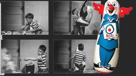 Esquema o fotografía del experimento del muñeco Bobo, mostrando a un adulto interactuando con el muñeco y luego a un niño imitándolo