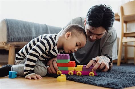 Madre e hijo interactuando con amor y apoyo en un ambiente de juego