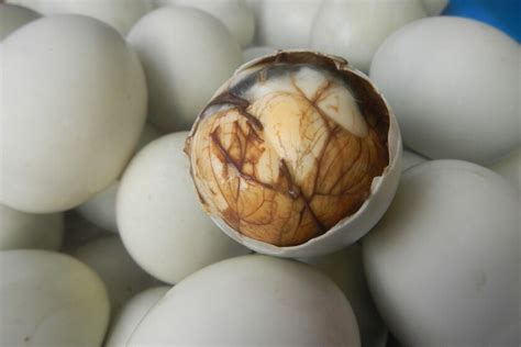 Puesto callejero de balut en Filipinas con huevos marcados