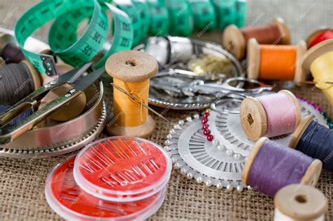 Variedad de hilos y agujas de crochet para proyectos artesanales