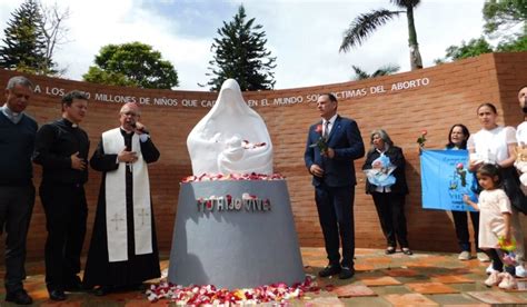 Representación del ritual de reparación para niños no nacidos, con énfasis en la conexión espiritual