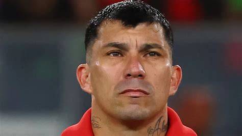 Infografía comparativa: Estadísticas de expulsiones de Gary Medel a lo largo de sus etapas en clubes y la selección nacional.
