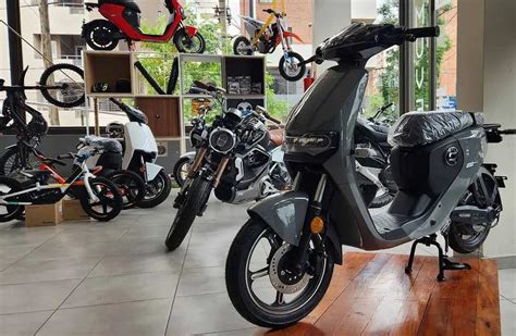 Comparativa visual de tres modelos de motos eléctricas 6V populares, destacando sus características y diseños.