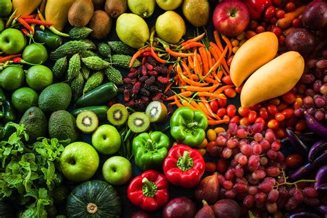 Imagen de alimentos frescos y saludables, como frutas, verduras y proteínas magras.