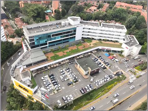 Imagen de la entrada del Mall del Este en Medellín o una representación de la escena del crimen