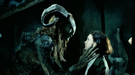 Ofelia interactuando con el Fauno en el laberinto, una imagen clave de la película