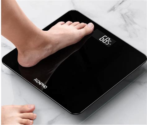 Foto de una báscula de baño digital Palson Fitness de vidrio templado con pantalla LCD mostrando un peso