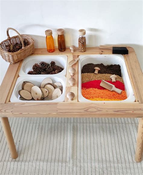 Mesa sensorial con elementos de abejas y panales