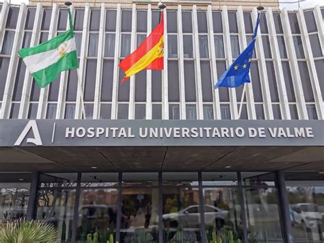 Fachada principal del Hospital de Valme de Sevilla