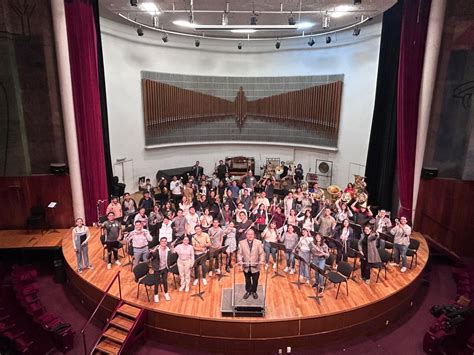 Estudiantes actuando en un recital de fin de carrera en un conservatorio