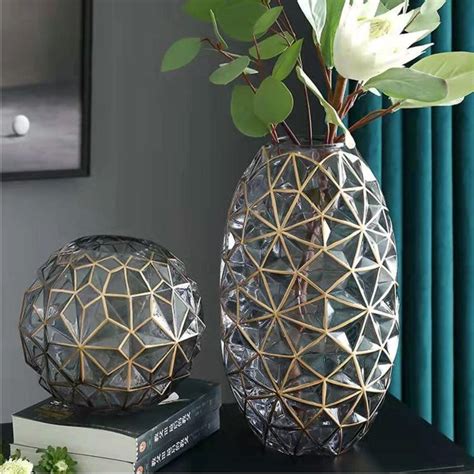 Vaso geométrico tardío con representación de jinetes estilizados