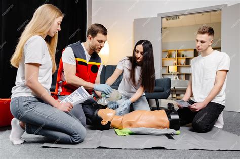 Familias aprendiendo primeros auxilios pediátricos con maniquíes en un aula cómoda