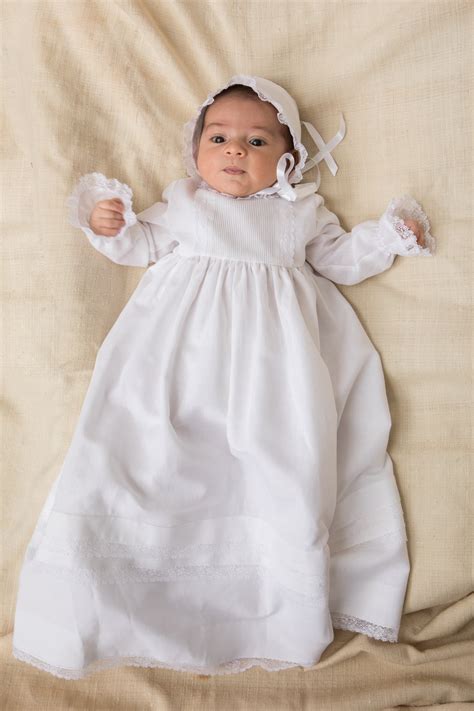 Bebé con un faldón delicado y elegante