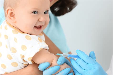 Niño recibiendo la vacuna de la gripe con un profesional de la salud