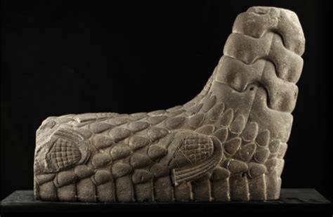 Escultura de basalto de cola de serpiente con mazorcas de maíz del Museo Nacional de Antropología