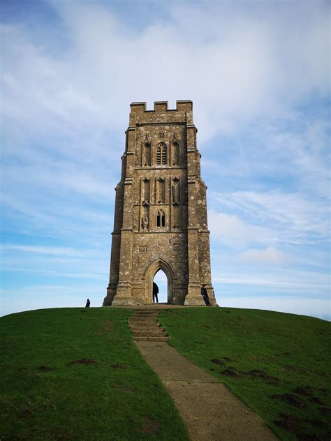 Ilustración del Glastonbury Tor con la Torre de San Miguel