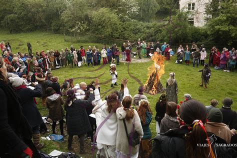 Mujeres con guirnaldas de flores en una celebración de Beltane