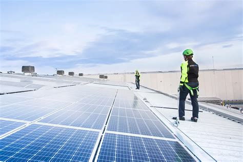 Trabajadores montando paneles solares en una de las plantas fotovoltaicas en Extremadura