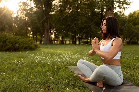 Foto de una mujer embarazada meditando o conectando con su cuerpo, en un entorno sereno