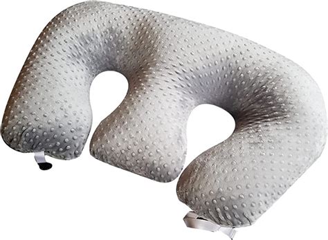 madre utilizando una almohada de lactancia doble para alimentar a sus gemelos