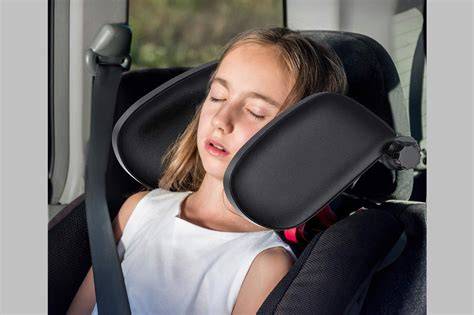 Niño durmiendo cómodamente en un reposacabezas para el coche