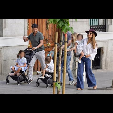 Foto de Ariadne Artiles con sus tres hijas, lactancia