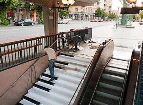 Un operario utilizando un PIANOPLAN para subir un piano por escaleras