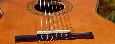 Comparativa visual de cuerdas de guitarra clásica (nylon) y cuerdas graves entorchadas