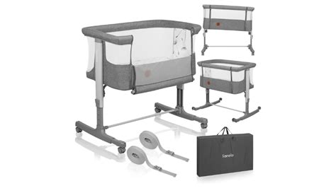 Familia viajando con un bebé y una cuna de viaje plegable