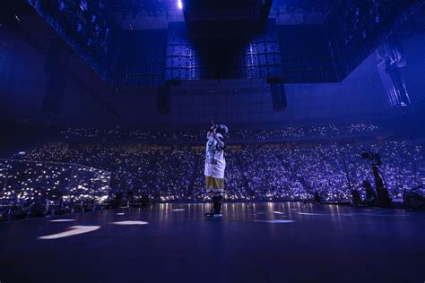 Billie Eilish en un concierto mostrando su apoyo