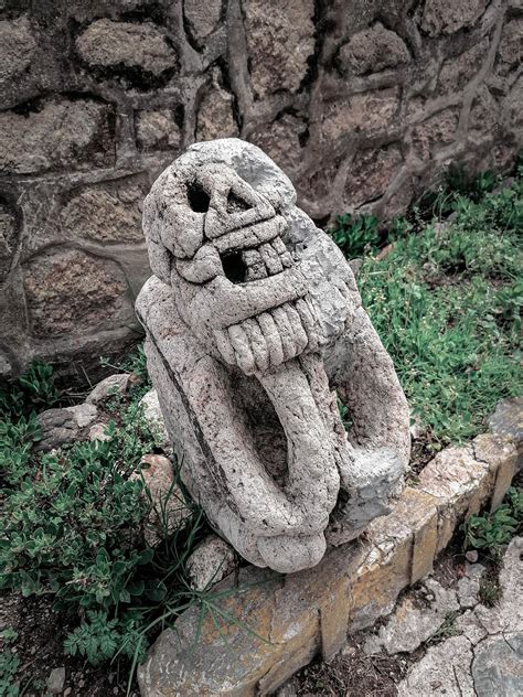 Imagen de una escultura de piedra detallada, mostrando la habilidad de un cantero.