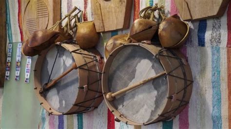 Imagen de chácaras y tambores canarios, instrumentos tradicionales.