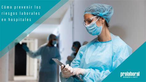 Foto de matronas formando a personal sanitario en un entorno rural